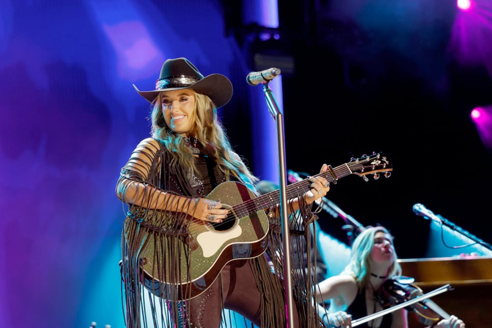 Lainey Wilson surprises fans with John Mayer onstage performance